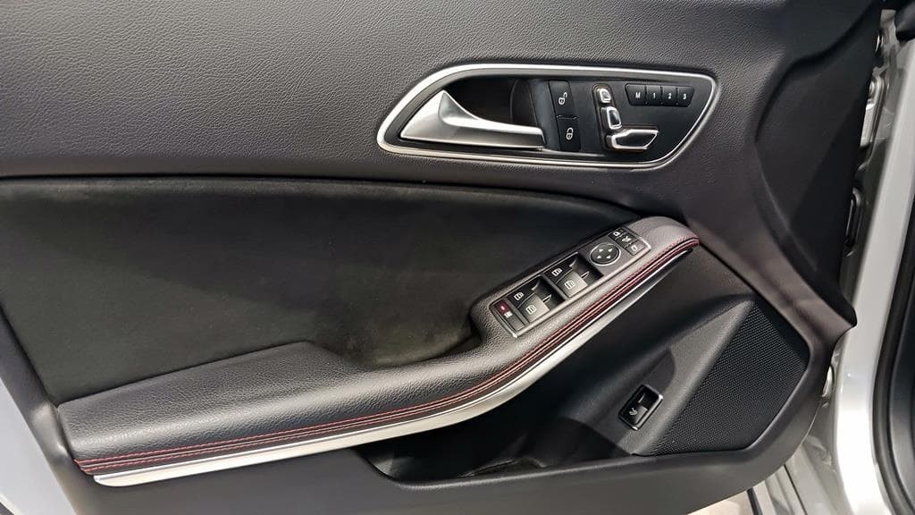 Foto 18 Mercedes CLA 200 d Coupé AMG Aut.