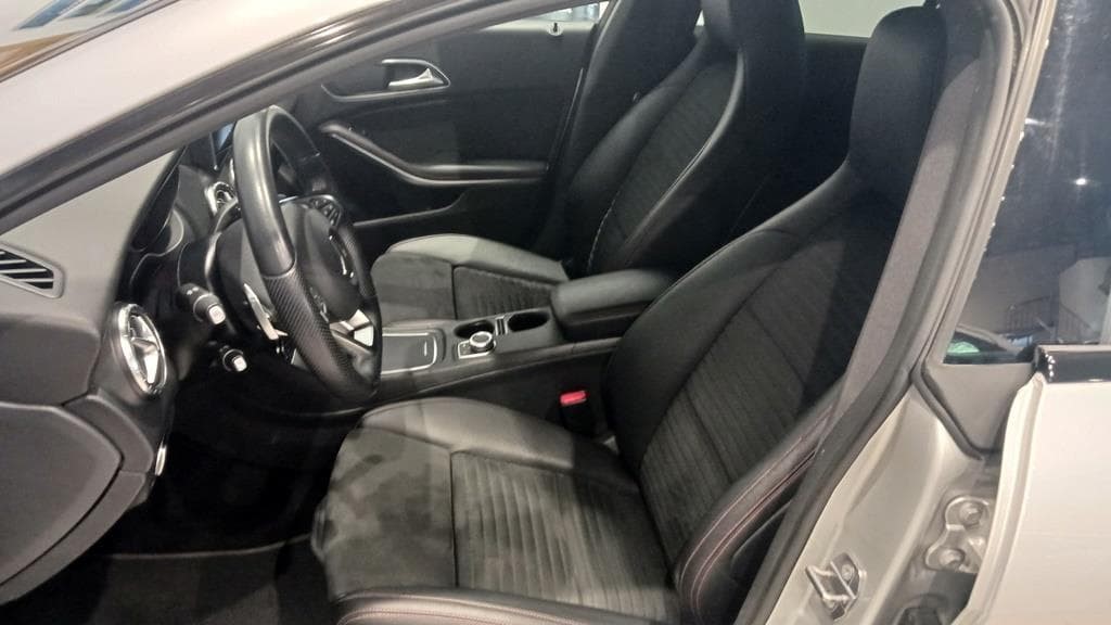 Foto 19 Mercedes CLA 200 d Coupé AMG Aut.