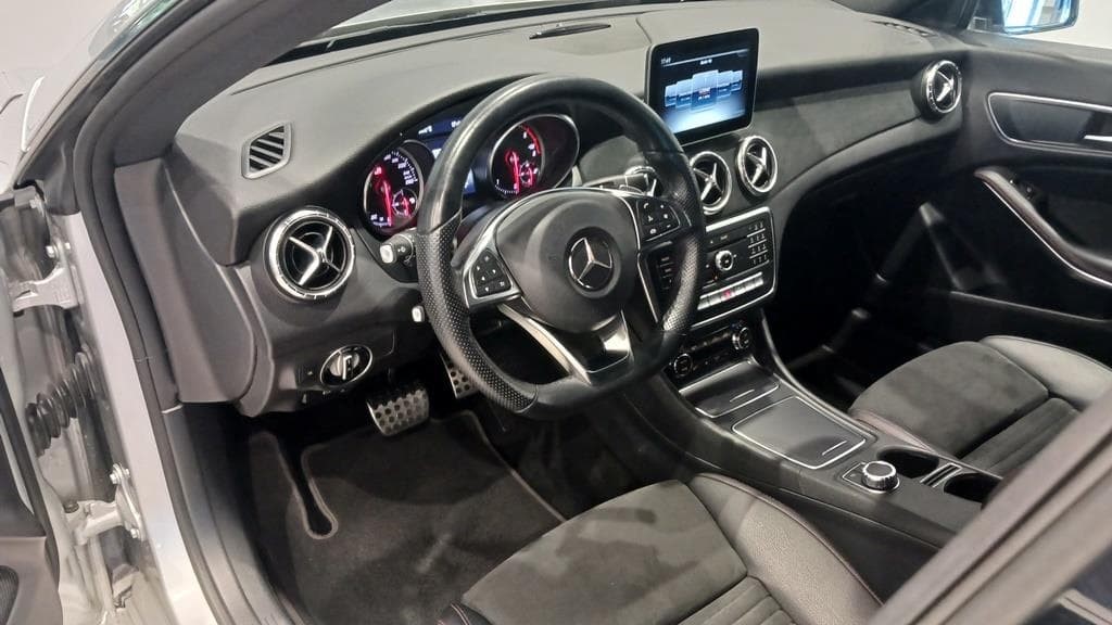 Foto 20 Mercedes CLA 200 d Coupé AMG Aut.