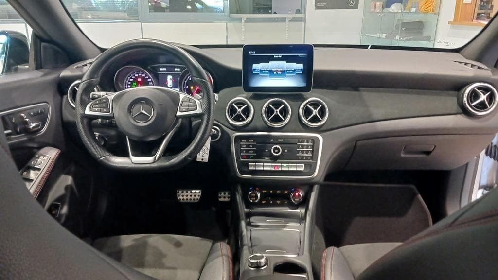 Foto 21 Mercedes CLA 200 d Coupé AMG Aut.