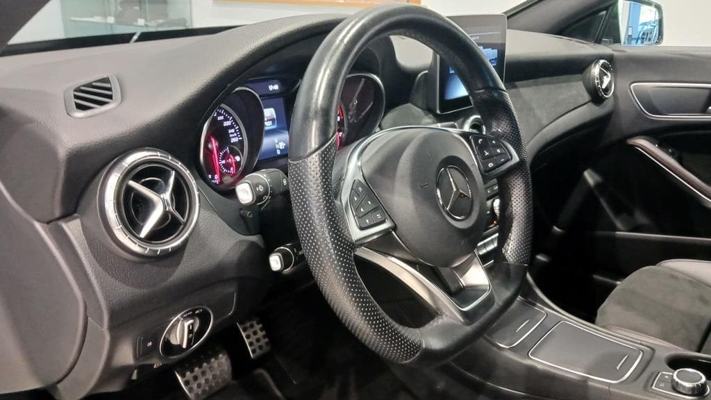 Foto 23 Mercedes CLA 200 d Coupé AMG Aut.