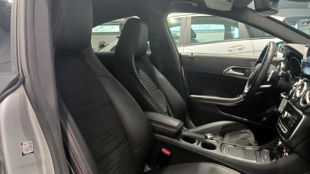Foto 25 Mercedes CLA 200 d Coupé AMG Aut.